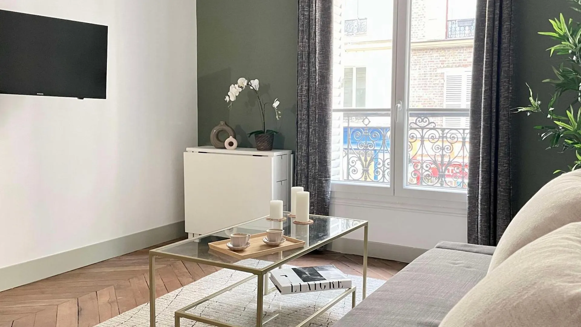 Chic And Spacious Flat In Montmartre Paris