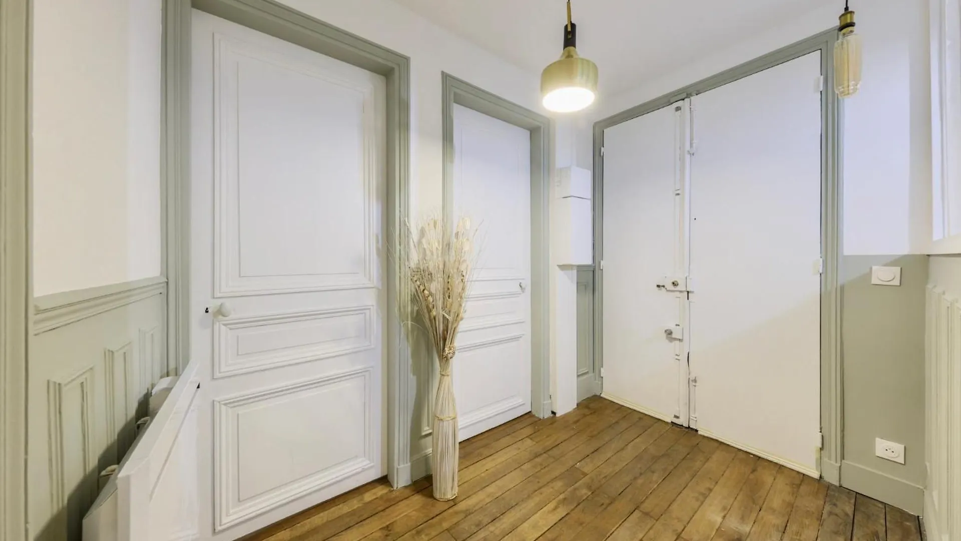 Chic And Spacious Flat In Montmartre