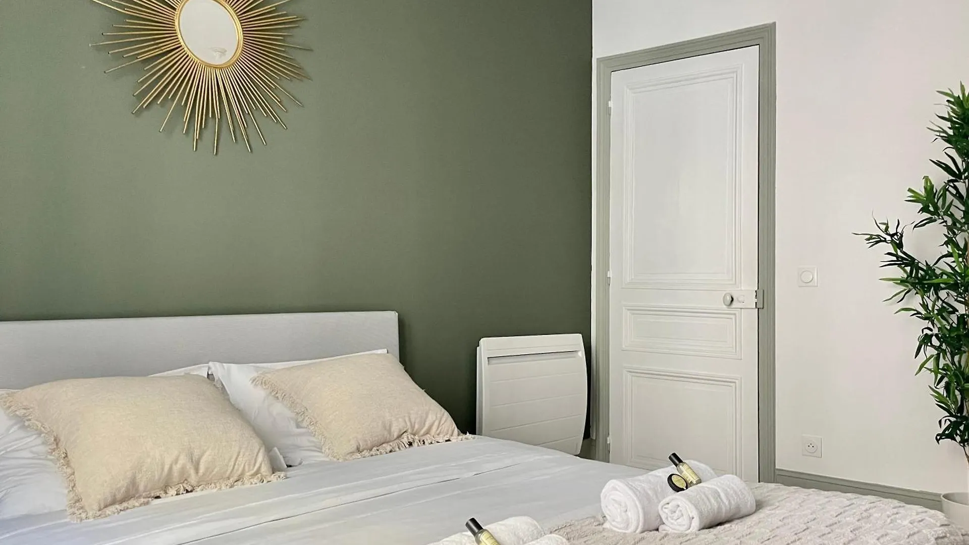 Chic And Spacious Flat In Montmartre *